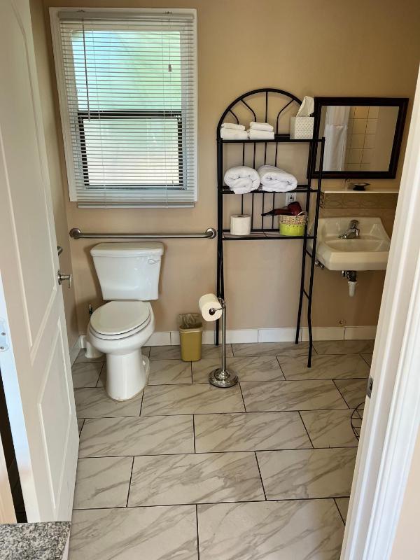 Queen Room - Disability Access image 4