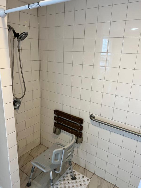 Queen Room - Disability Access image 2