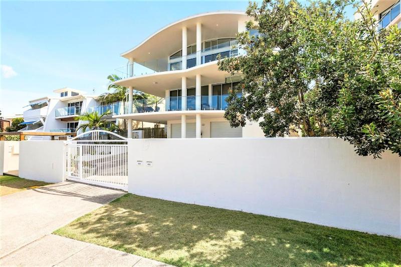 2 On The Park - Prime Location with Breathtaking Ocean Views - image 2