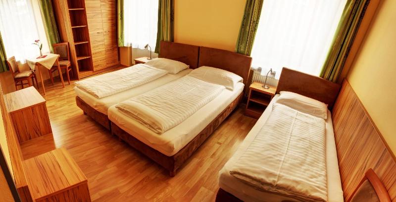 Triple Room with Private Bathroom image 2