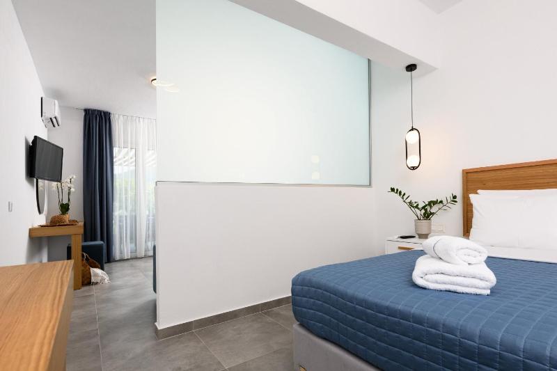 Family Room image 3
