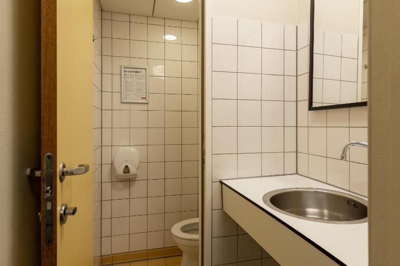 Six Person Room With Private Bathroom and Shower image 4