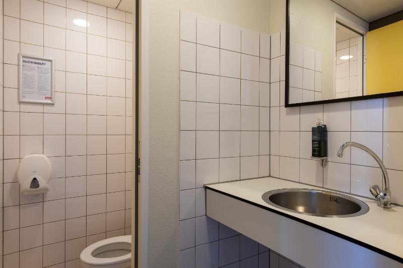 Comfort Double Room with Private Bathroom and Shower image 3