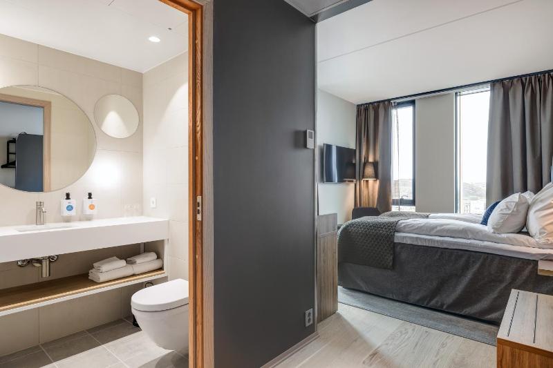 Standard Twin Room image 3