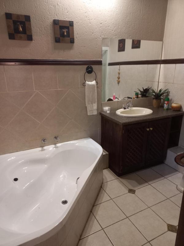 Khaya Africa Guesthouse - image 3