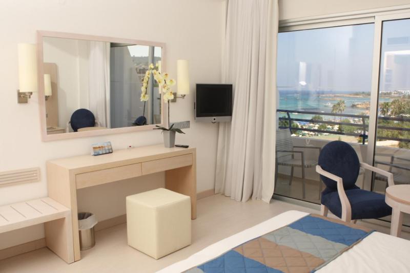 Double or Twin Room with Sea View image 4