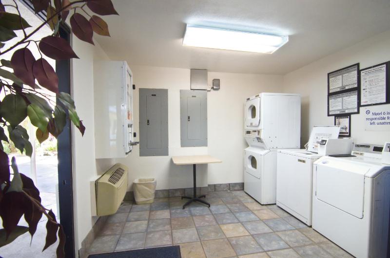 Motel 6-Palm Springs CA - East - Palm Canyon - image 25