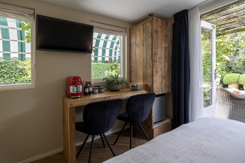 Suite with Garden View image 4