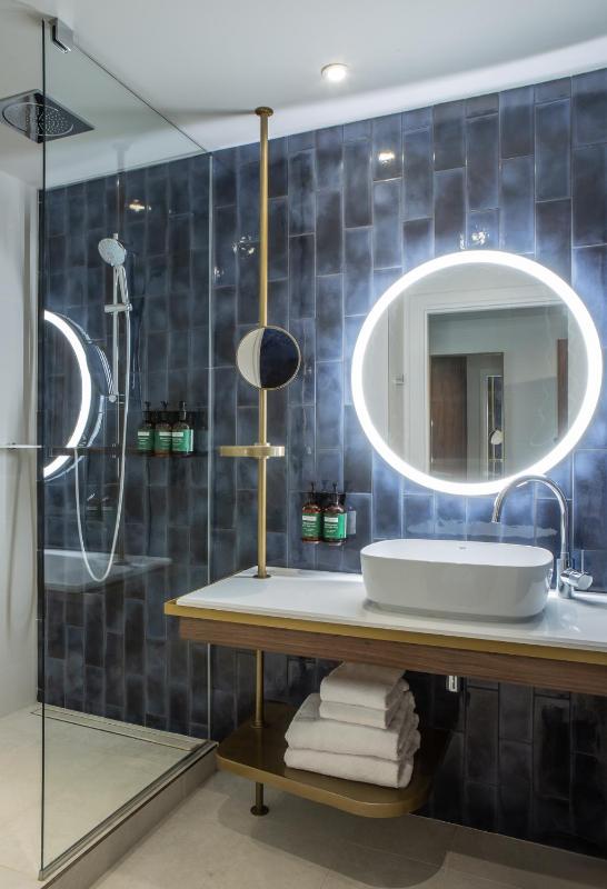 Standard Twin Room image 3