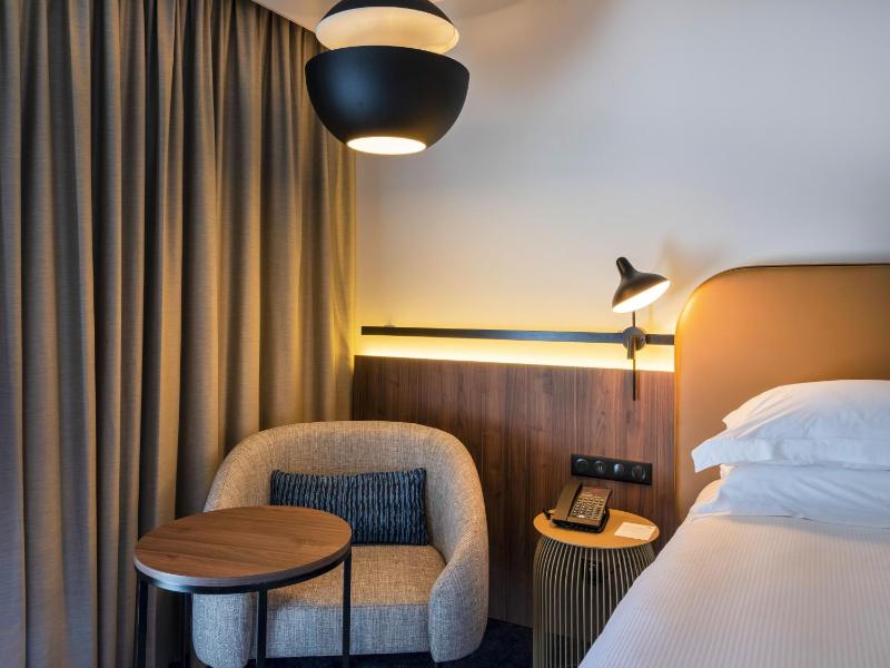 Standard King Room - Disability Access image 4