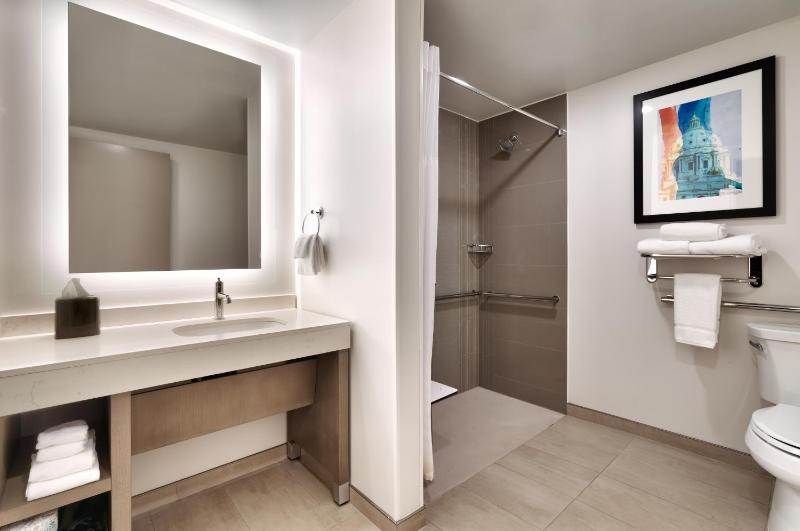 Den King Room with Roll-in Shower - Disability Access image 2