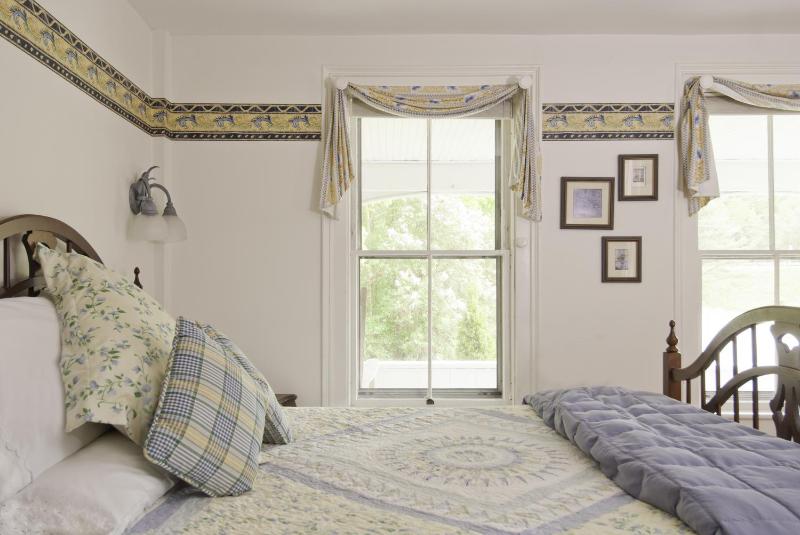 Queen Room - Disability Access image 3