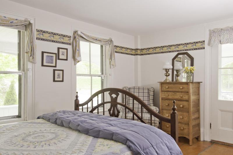 Queen Room - Disability Access image 1