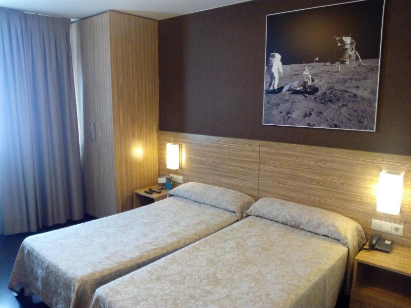 Double or Twin Room image 4