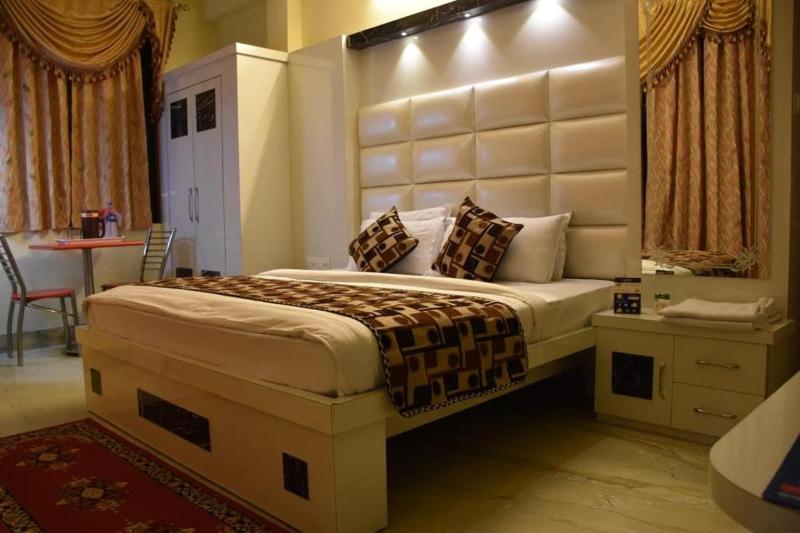 Deluxe Double Room image 2