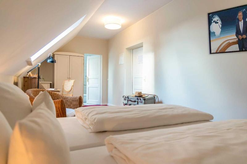 Standard Double Room image 3