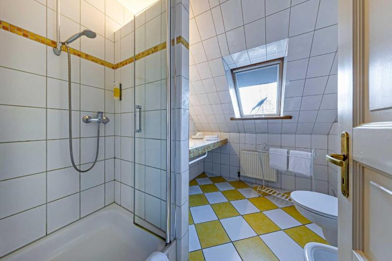 Standard Double Room image 4