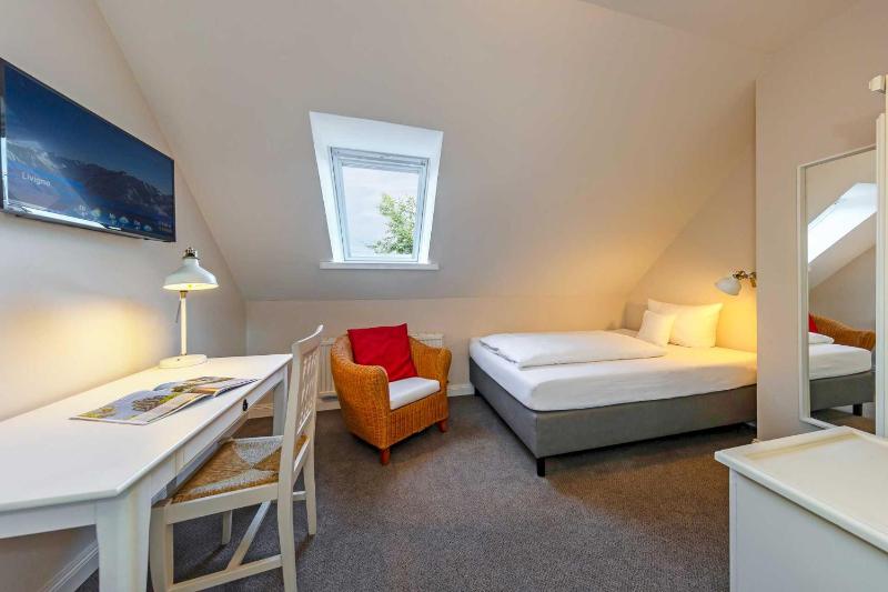Single Room with Bathroom image 1