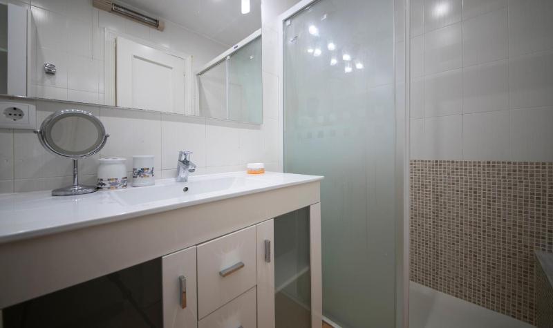 TarracoHomes TH156 Casa Roser Familiar y con Piscina Compartida - image 4