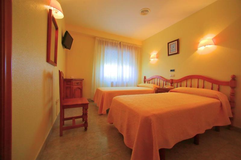 Twin Room image 2