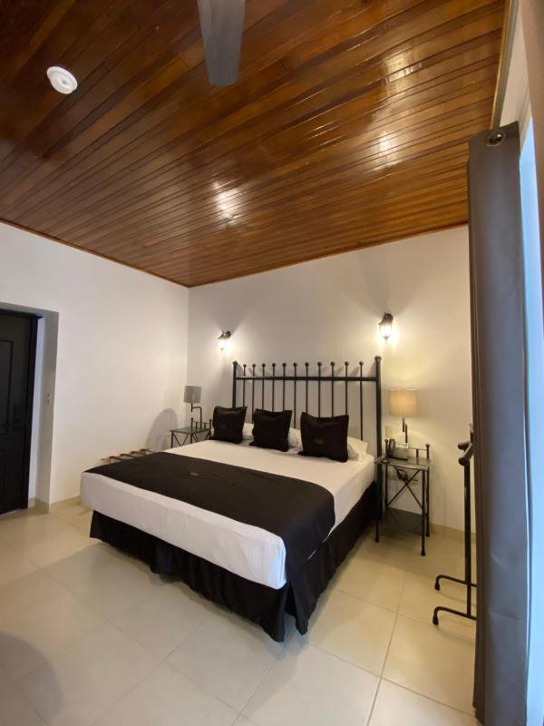 Queen Room with Balcony image 2