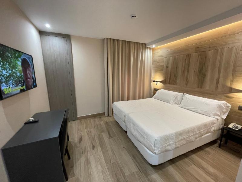 Twin Room image 4