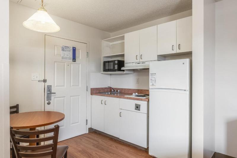 Studio Room with Two Double Beds Disability Access Non-Smoking   image 3