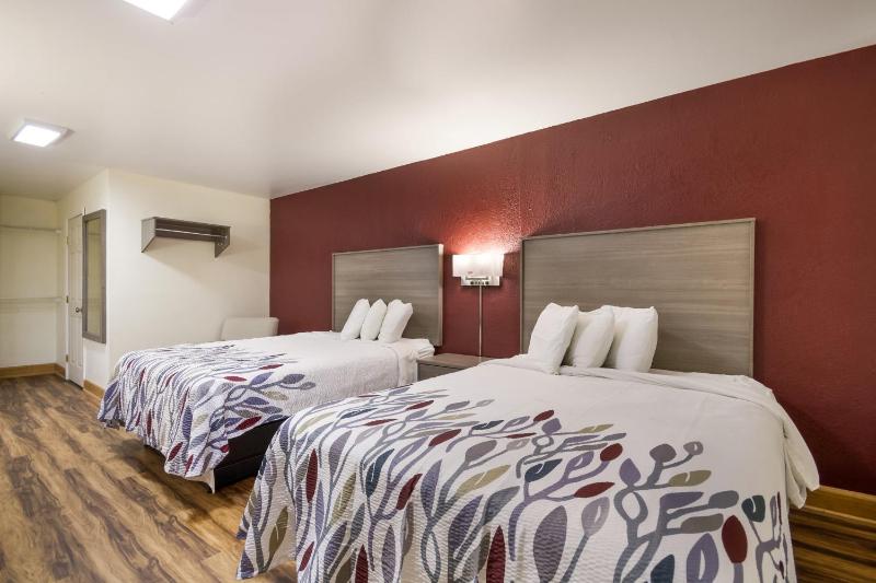 Deluxe Queen Room with Two Queen Beds - Non-Smoking image 4