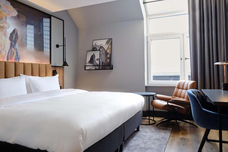 Premium Room with Skyline View image 3