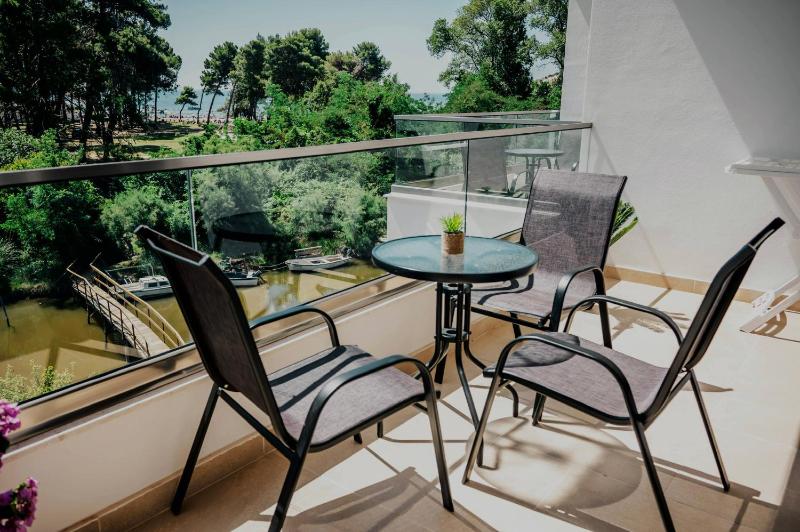 Triple Room with Balcony and Sea View image 2