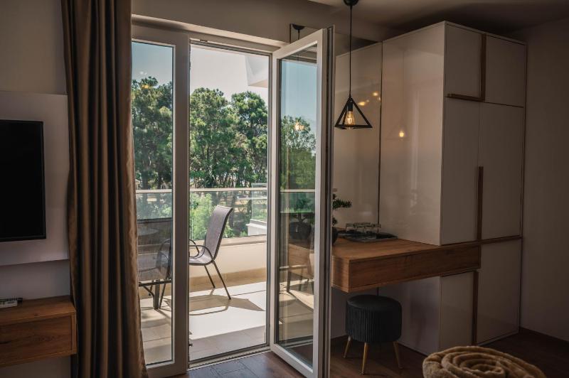 Triple Room with Balcony and Sea View image 3