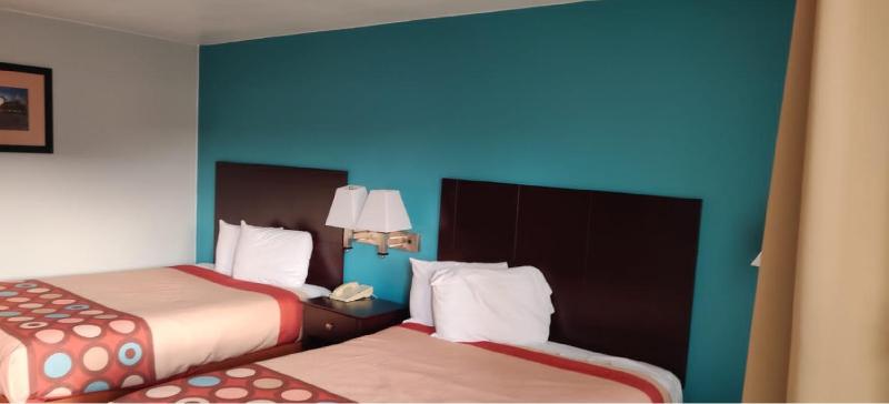 Queen Room with Two Queen Beds - Smoking image 1