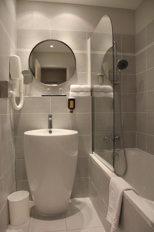 Standard Twin Room image 3