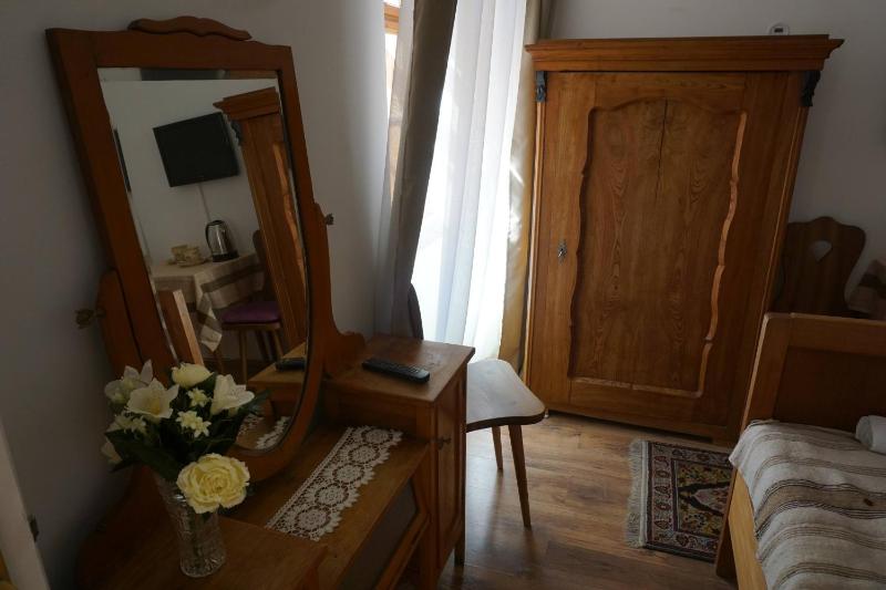 Small Double Room image 4