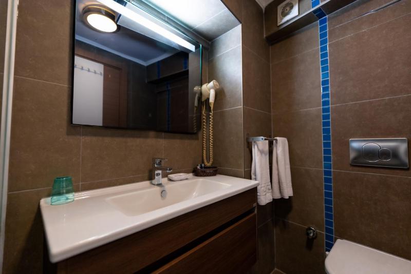 Economy Twin Room image 3