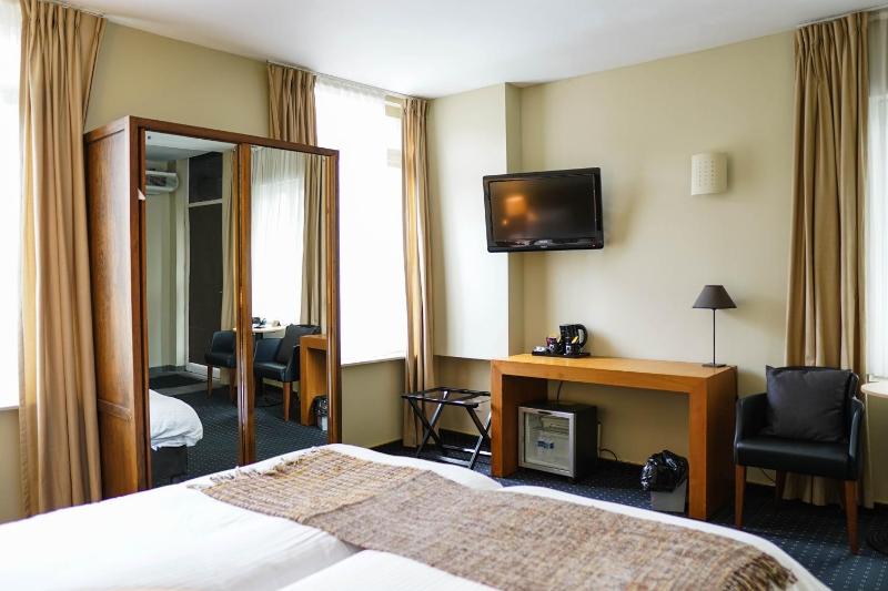 Standard Double or Twin Room image 4