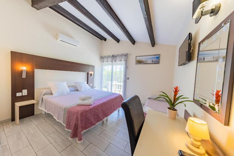 Triple Room with Terrace - heated swimming pool - free parking image 1
