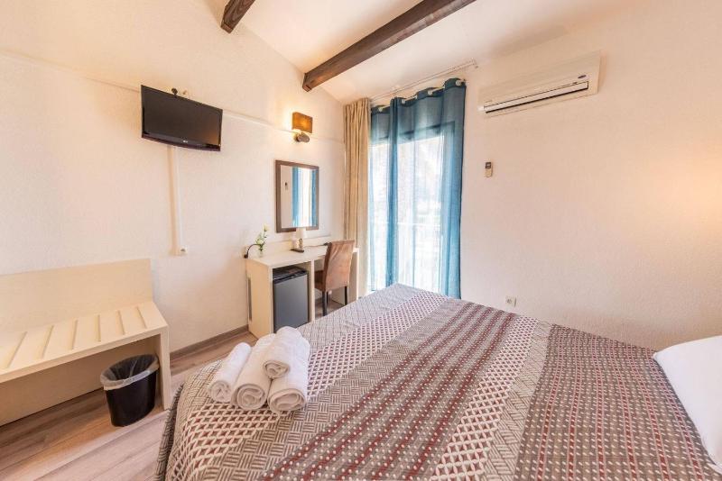 Exclusive Double Room - heated swimming pool - free parking image 4