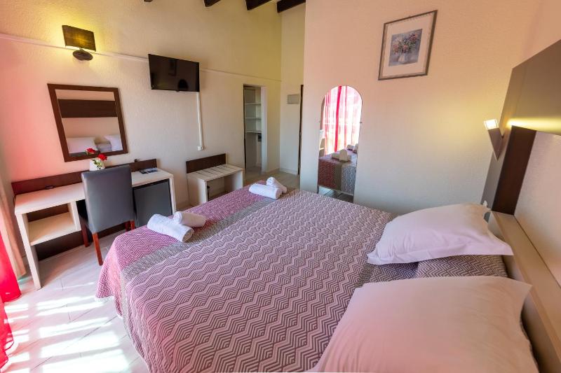 Family Room (2 Adults + 2 Children)  - heated swimming pool - free parking image 1