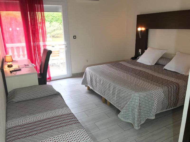 Triple Room with Terrace - heated swimming pool - free parking image 3