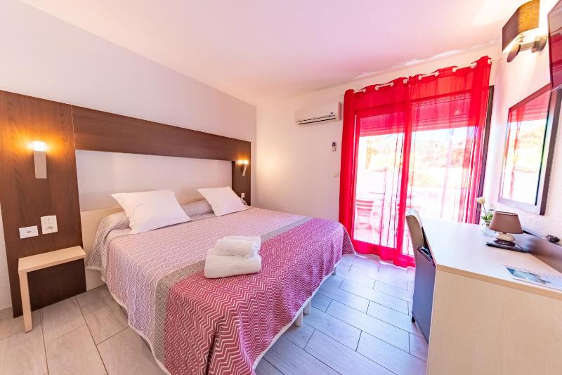 Family Room (2 Adults + 2 Children) with Terrace - heated swimming pool - free parking image 3