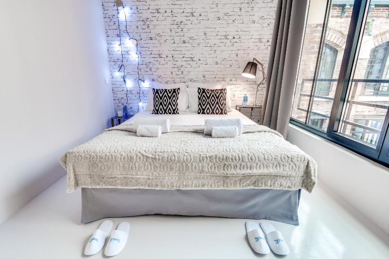 Deluxe Three-Bedroom Apartment image 4
