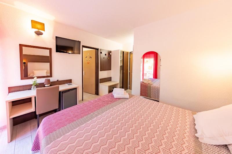 Family Room (2 Adults + 2 Children) with Terrace - heated swimming pool - free parking image 2