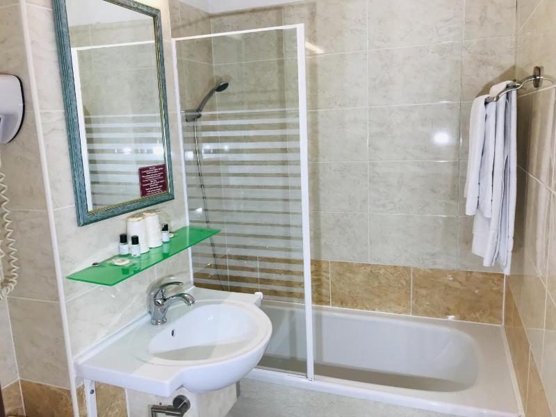 Family Room (2 Adults + 2 Children)  - heated swimming pool - free parking image 4