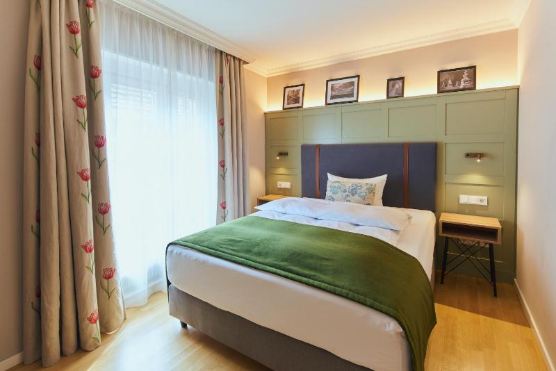 Superior Single Room with French Bed image 4