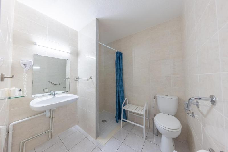 Triple Room with Terrace - heated swimming pool - free parking image 2