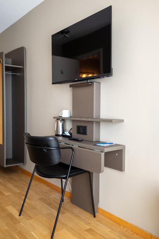 Standard King Room image 2