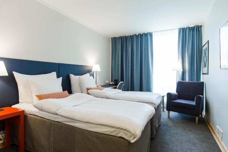 Standard Twin Room image 1