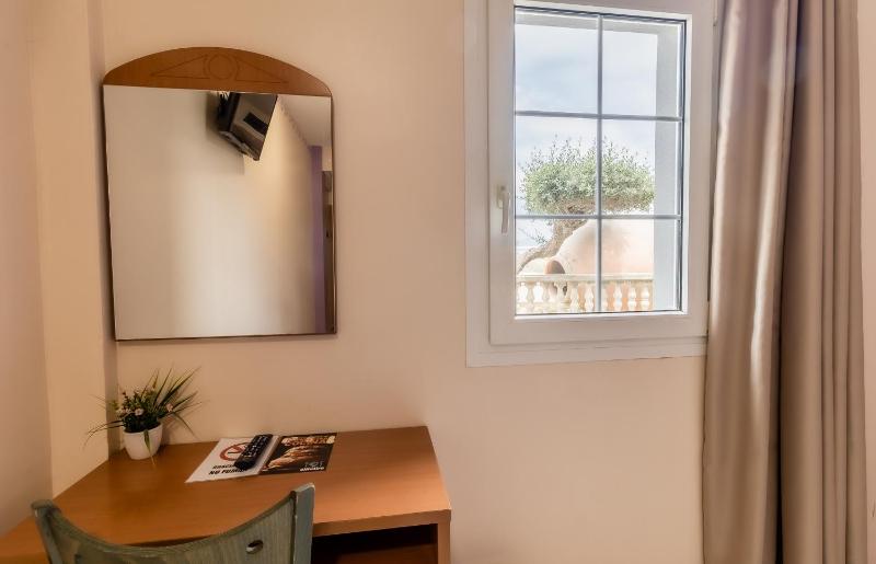 Double Room image 4