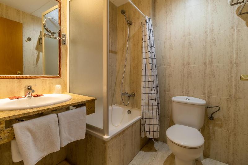 Twin Room image 2